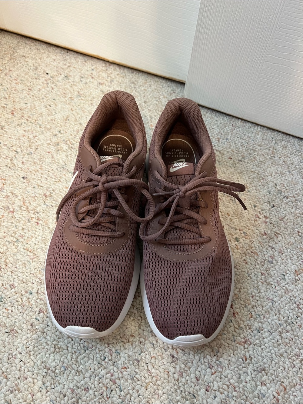 Nike Roshe Mauve Knit Athletic Sneakers with White Soles